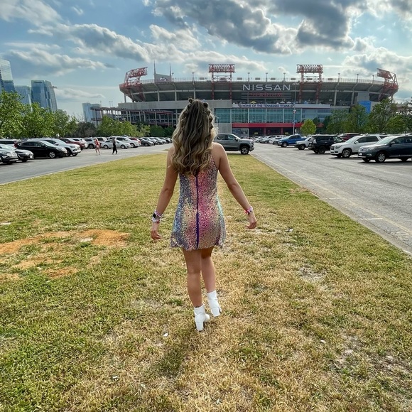 Shimmer, Glitter, Shine! Sequin dress with iridescent colors! - Picture 3 of 4